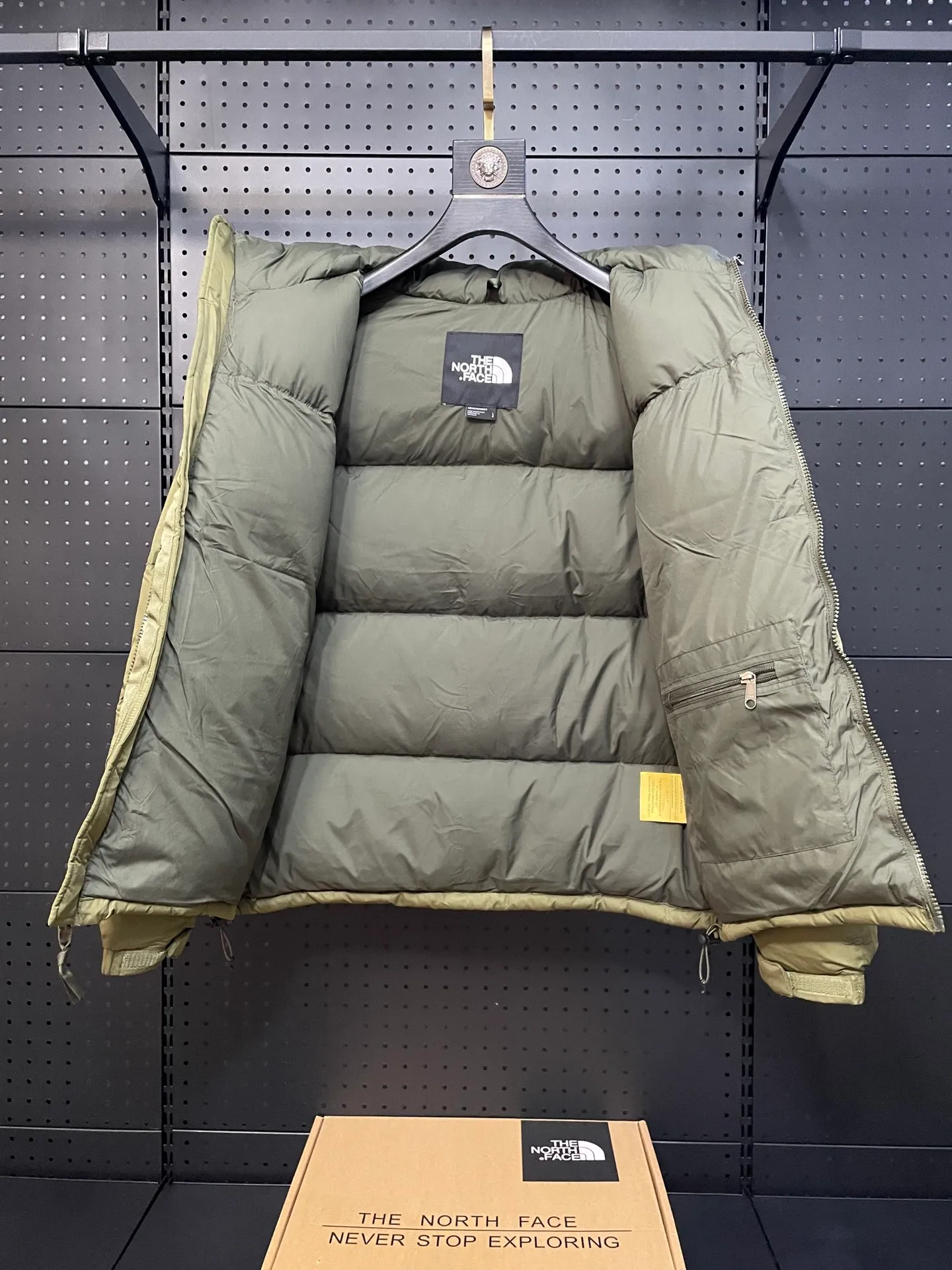 【The North Face 1996Nuptse 1996/Classic / / 】 ： The North Face" 、 。 The North Face" 。 The North Face。 。 , 。 The North Face" , Yosemite Half Dome, 。 + ： ✅ ：RDS Quality 700 / 280g ✅ ： ✅ ：YKK ISO 9000Quality ZP ✅ ：340TPremium ✅ ： ， ， Lightweight 。 ： ： DWR (DWR ） ～ ： 700 （RDS ) 1990 ， ， ， ， Lightweight 。